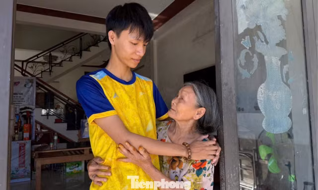 Nam sinh mồ côi được xóa khoản nợ 1,7 tỷ đồng: ‘Em sẽ cố gắng học, sống nên người’