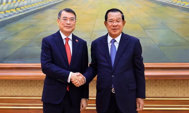 Thủ tướng đề nghị Chủ tịch Hun Sen tiếp tục quan tâm cộng đồng người gốc Việt, doanh nghiệp Việt tại Campuchia 