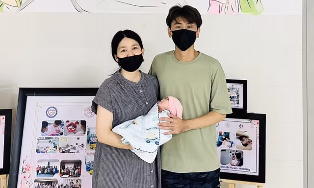 Em bé sinh non 720g của du khách Singapore được bác sĩ Đà Nẵng nuôi sống