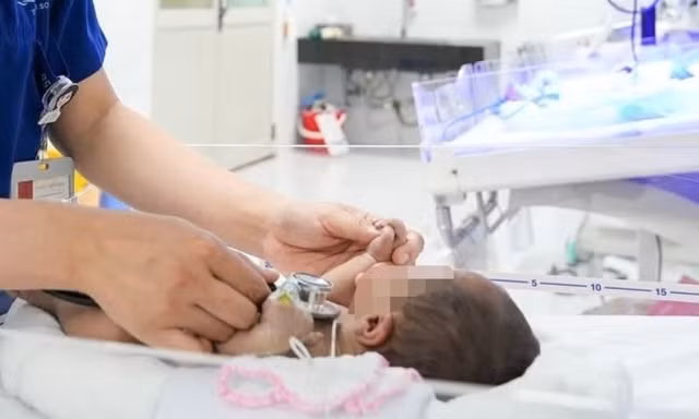 Phát hiện bé sơ sinh mang nhóm máu cực hiếm, bác sĩ xoay chuyển tình thế trong đêm
