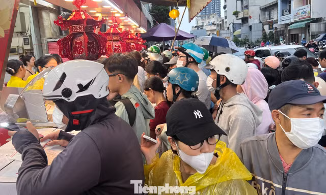 Người dân xếp hàng mua bánh trung thu ở TPHCM
