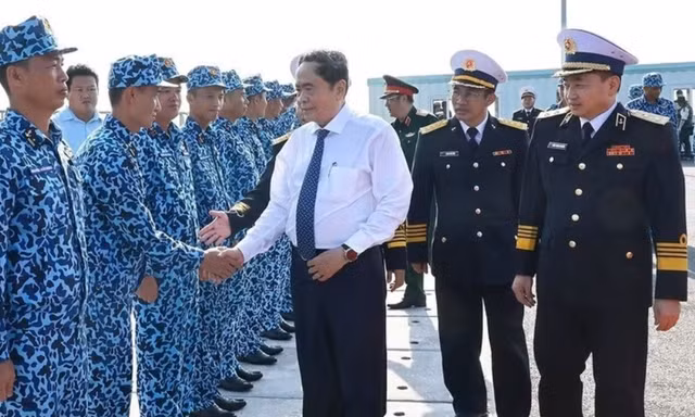 Chủ tịch Quốc hội thăm, làm việc với Quân chủng Hải quân và khảo sát thực tế Lữ đoàn tàu ngầm 189