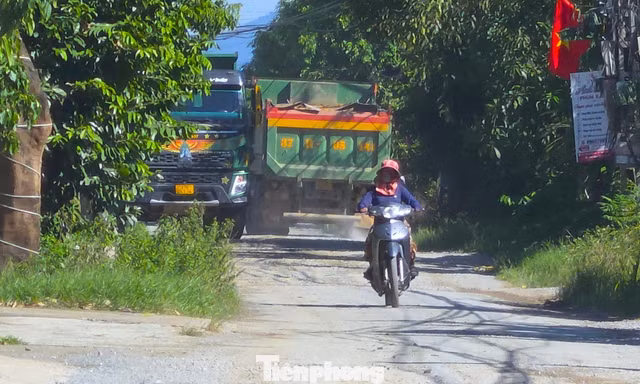Mưa ngập, nắng bụi, xe tải nối đuôi trên con đường xuống cấp