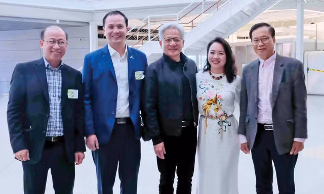 Tổng Lãnh sự Hoàng Anh Tuấn (bìa phải) cùng đoàn Petrovietnam trong cuộc gặp CEO NVIDIA Jensen Huang