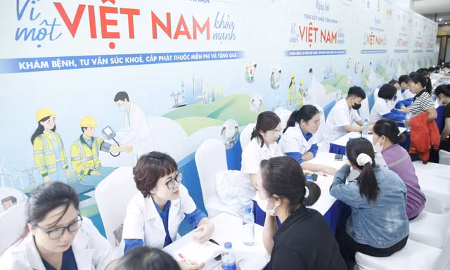 Hơn 3.000 công nhân được khám sức khỏe tại chương trình. Ảnh: Nguyễn Thắng