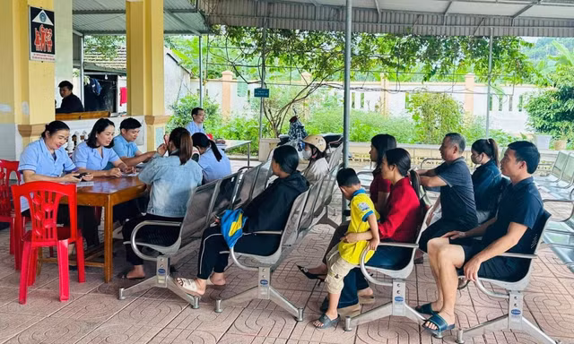 Trạm Y tế xã Sơn Tây trong buổi thăm khám sức khoẻ cho người dân địa phương.