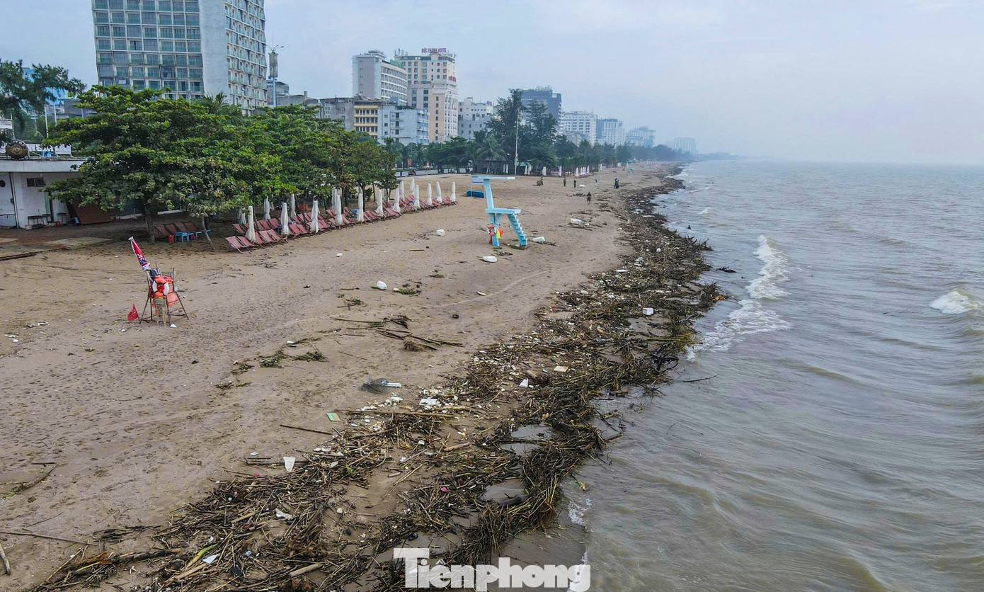 Bãi biển Sầm Sơn ngập rác