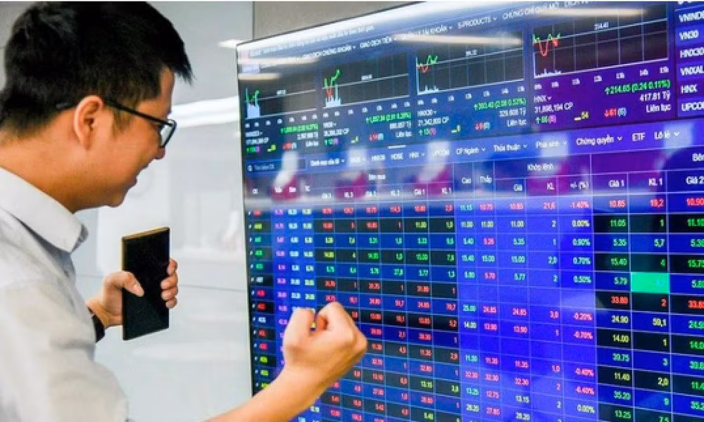 Dòng tiền ồ ạt vào nhóm chứng khoán 