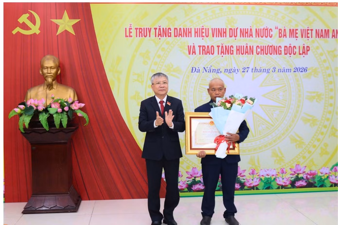 Phó Bí thư Thành ủy, Chủ tịch HĐND thành phố Nguyễn Đức Dũng (bên trái) thừa ủy quyền của Chủ tịch nước tặng thưởng Huân chương Độc lập hạng Ba cho gia đình ông Tăng Tôn (xã Thăng Trường). Ảnh: Anh Vũ