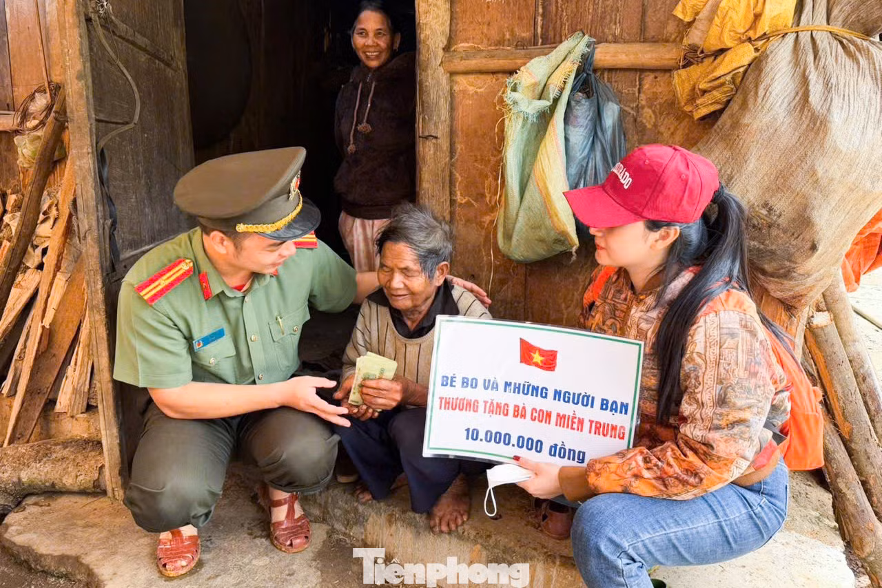 tp-tuoi-tre-cong-an-trao-qua-2.jpg