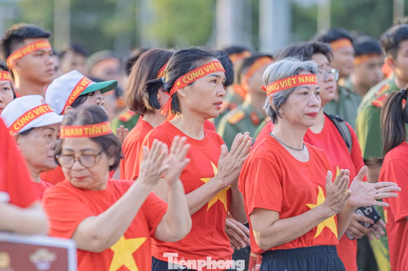tp-nguoi-dan-da-nang-di-bo-2.jpg