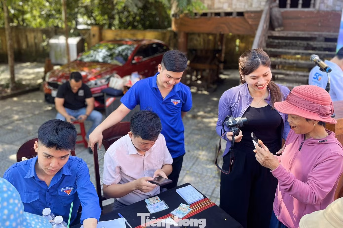 tp-ho-tro-thu-tuc-truc-tuyen-tai-cho-2.jpg