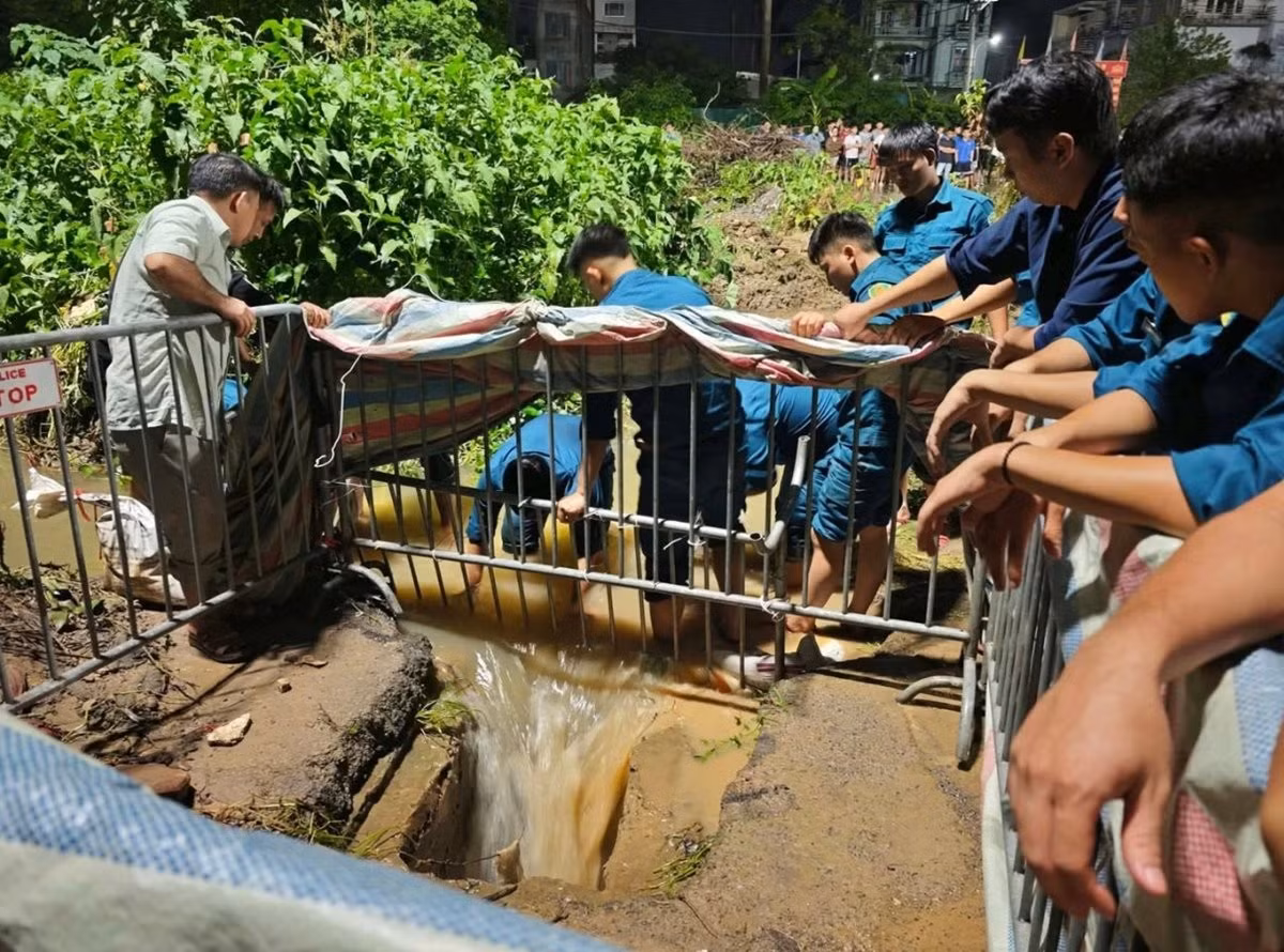 Đường ngập gần khu vực miệng cống tiềm ẩn nguy hiểm đối với người đi xe máy