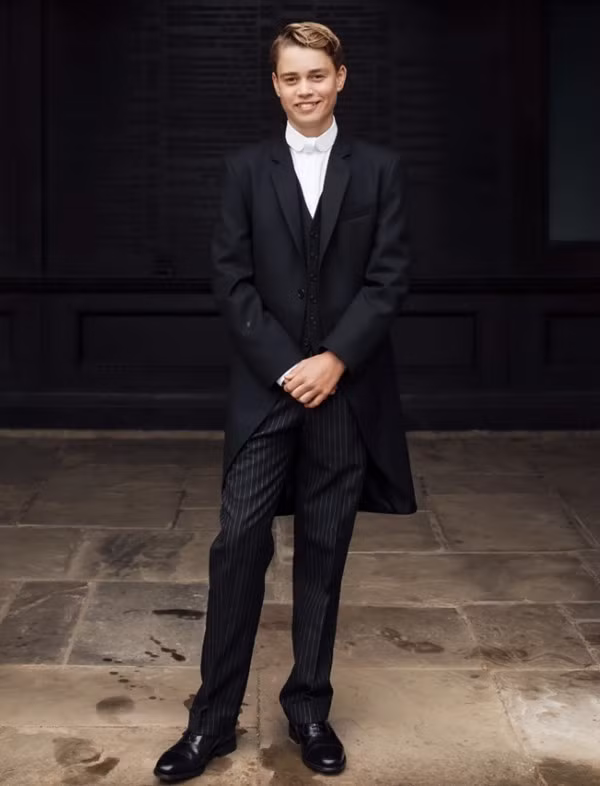 Hoàng tử George mặc đồng phục truyền thống của Eton College