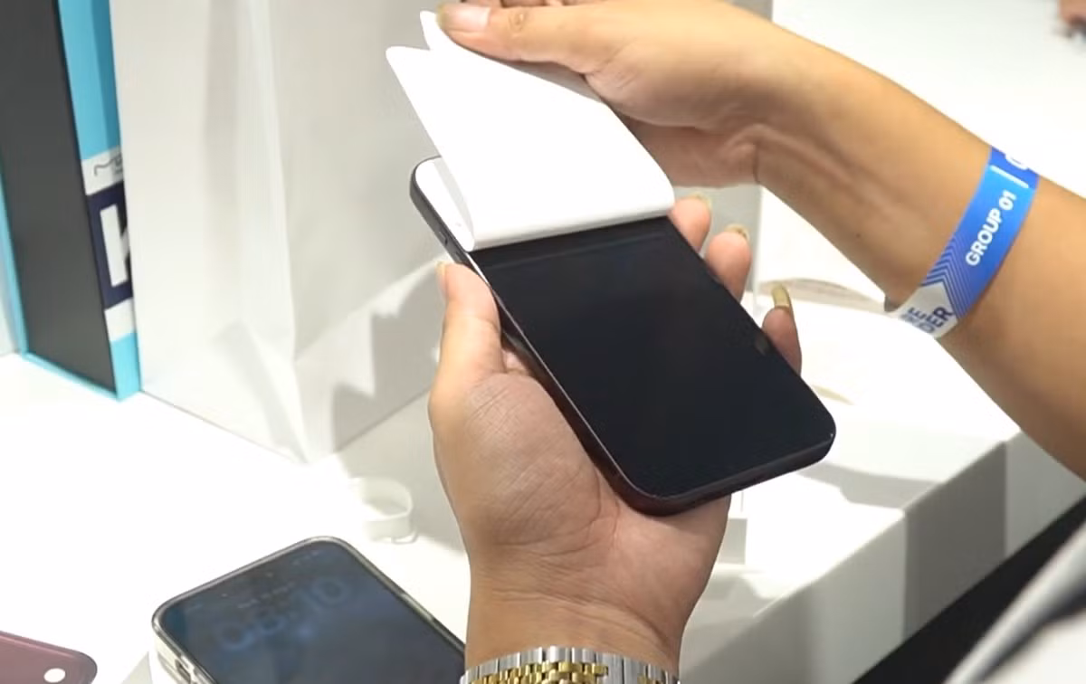 Khách hàng trải nghiệm iPhone 18 Pro Max trong ngày mở bán tại Việt Nam