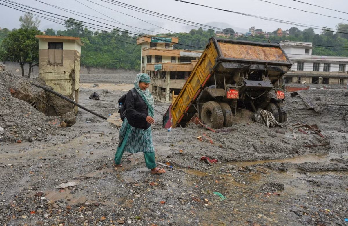 Cảnh bùn đất sau lũ quét ở Nepal