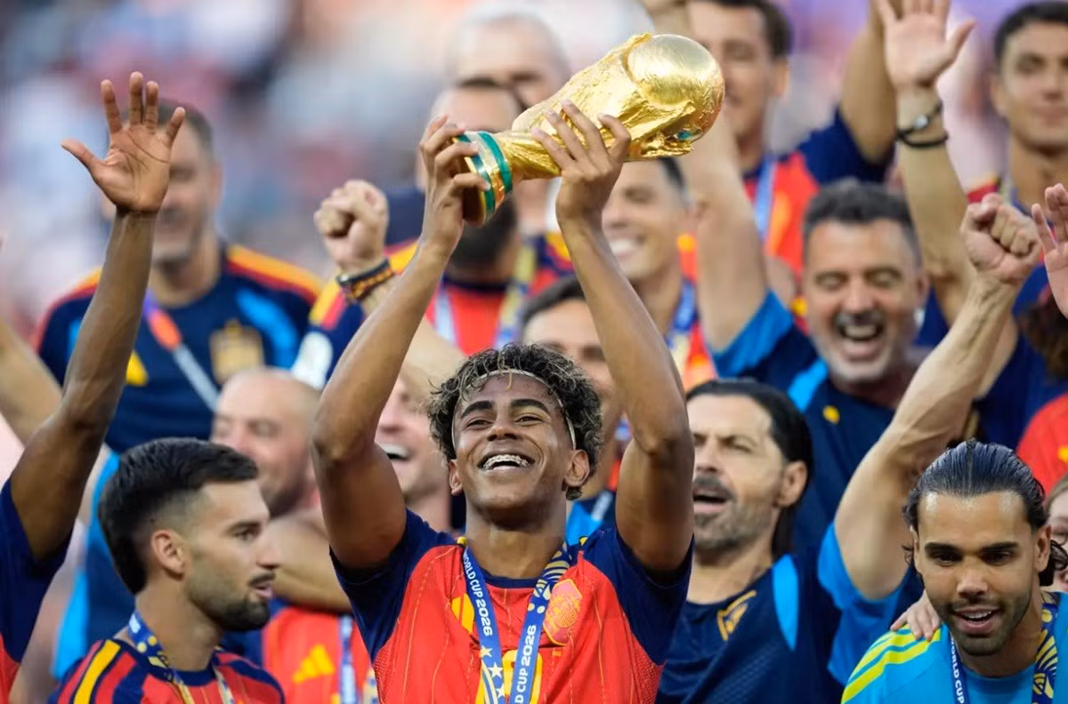 ĐT Tây Ban Nha nâng cúp vô địch World Cup 2026 sau trận chung kết.