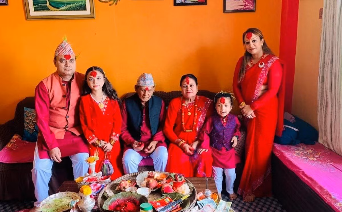 Gia đình sống sót trong ngôi nhà màu xanh giữa trận lũ quét ở Nepal.
