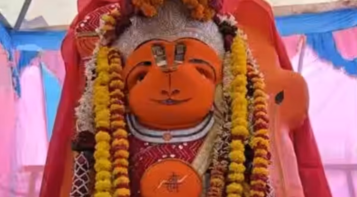 Tượng Hanuman được che chắn trong thời gian chờ phương án di dời