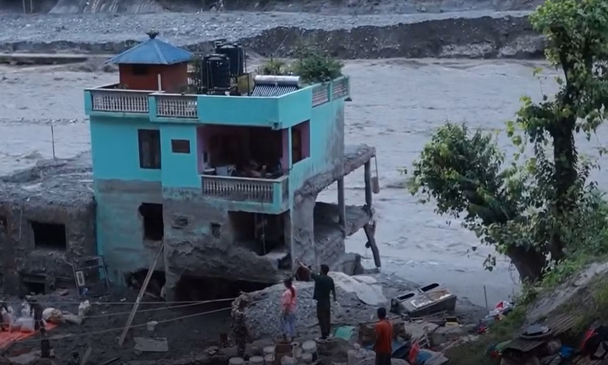Ngôi nhà khoảng 40 năm tuổi đứng vững sau trận lũ quét ở Nepal