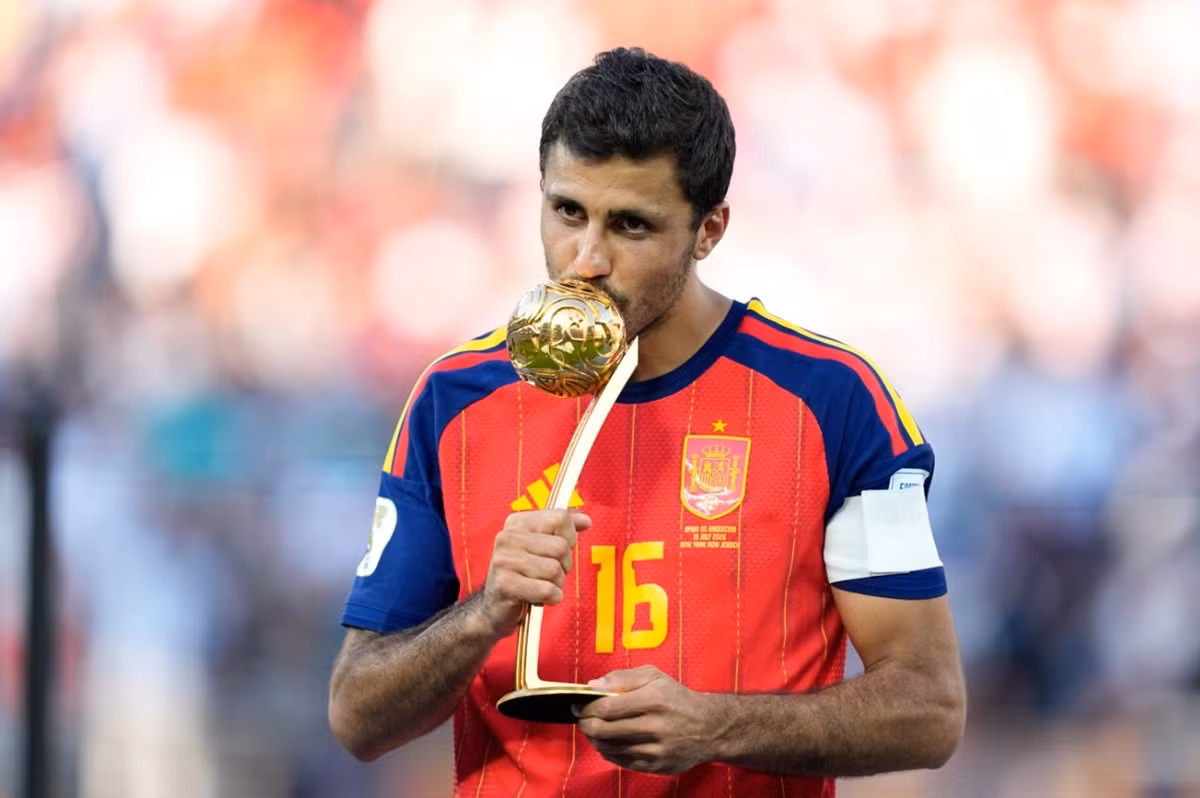 Rodri nhận Quả Bóng Vàng World Cup 2026.
