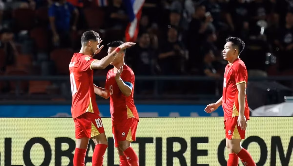 HLV Kim Sang-sik thực hiện thay người tại ASEAN Cup 2026