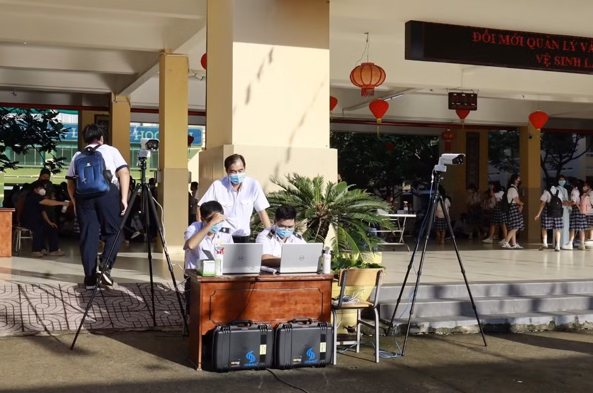 Nhân viên y tế kiểm tra cho học sinh đến trường