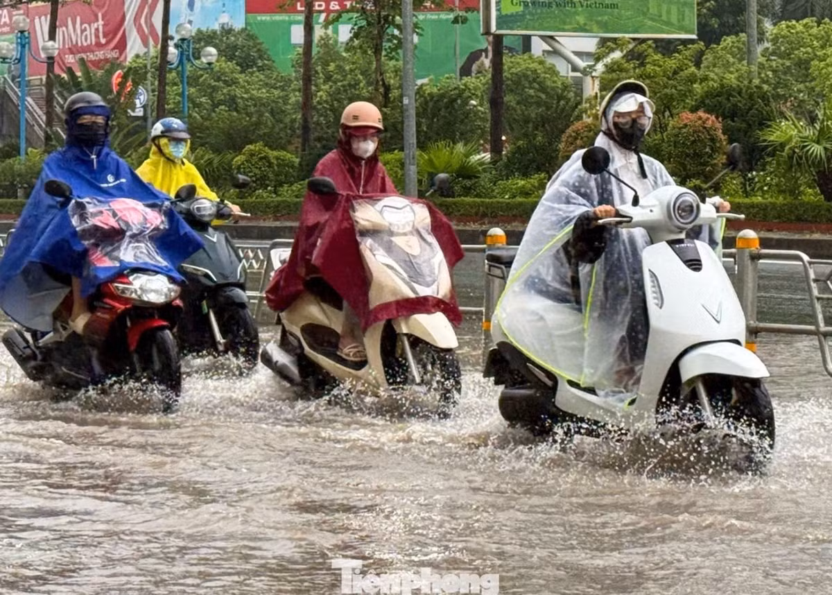 Người dân Hà Nội di chuyển trong mưa sáng 15/9