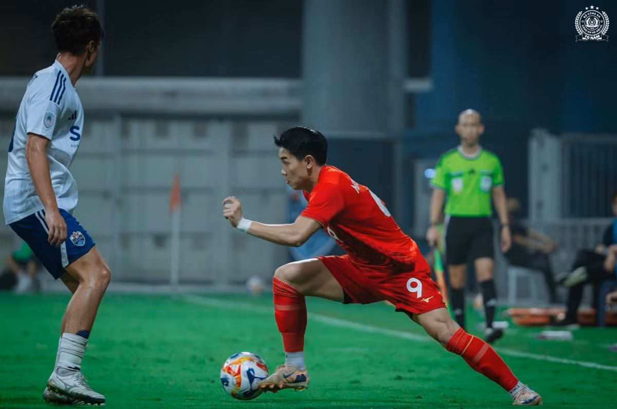 Đình Bắc trong trận CAHN gặp Lion City Sailors