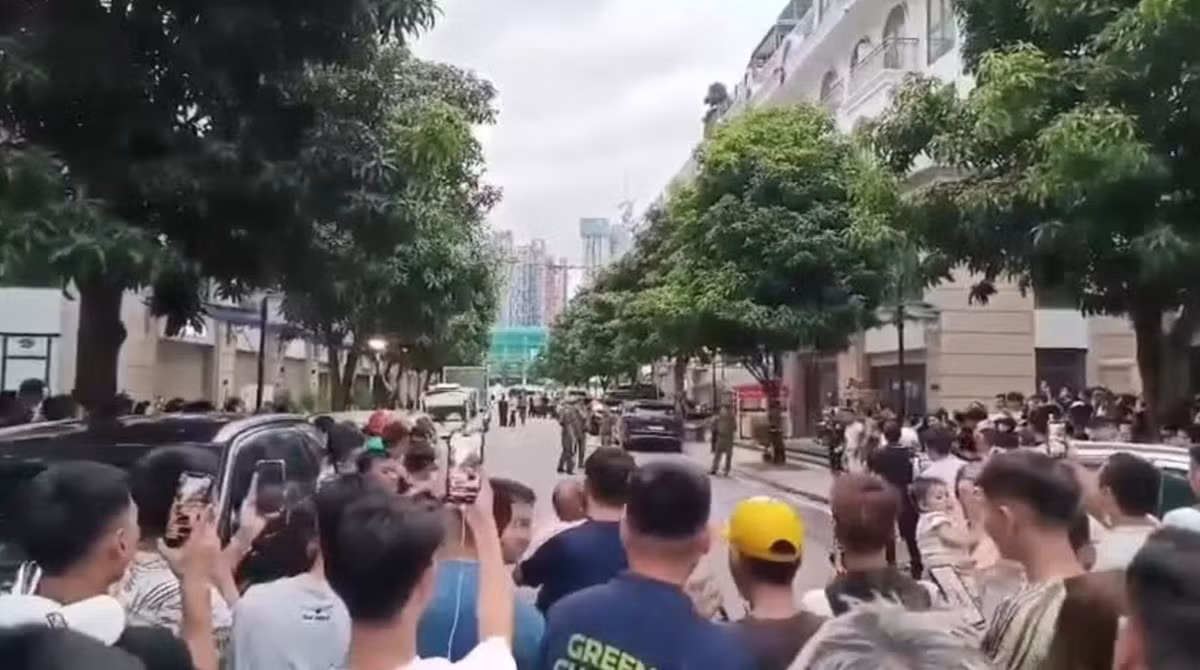 Người dân xem khám nhà Huấn Hoa Hồng.