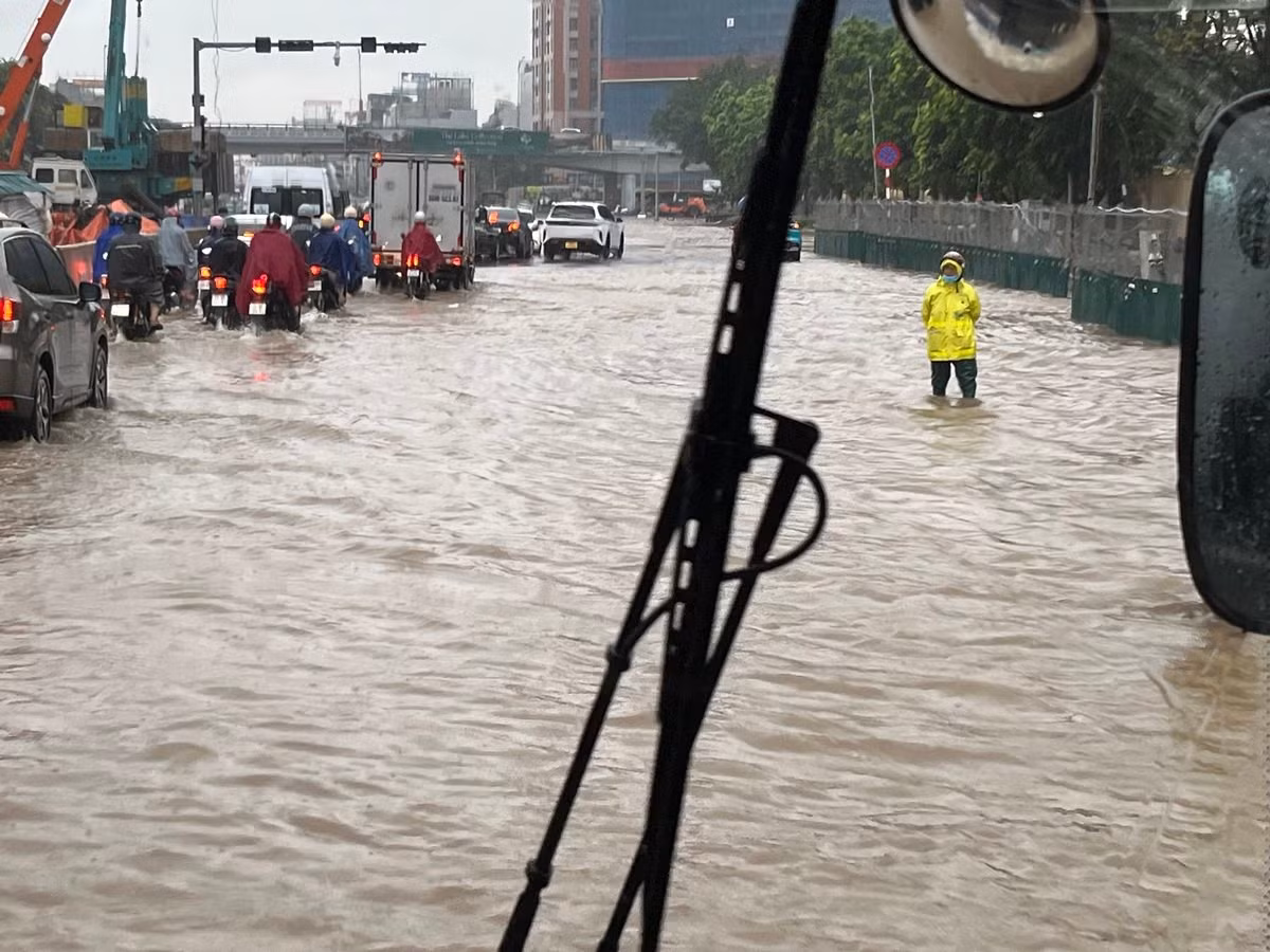 Nút giao Cổ Linh dềnh nước cục bộ sau nhiều giờ Hà Nội có mưa