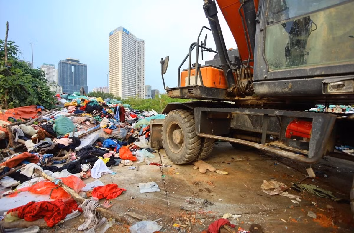 xe thu gom những đống quần áo cũ tại phường Từ Liêm, Hà Nội.
