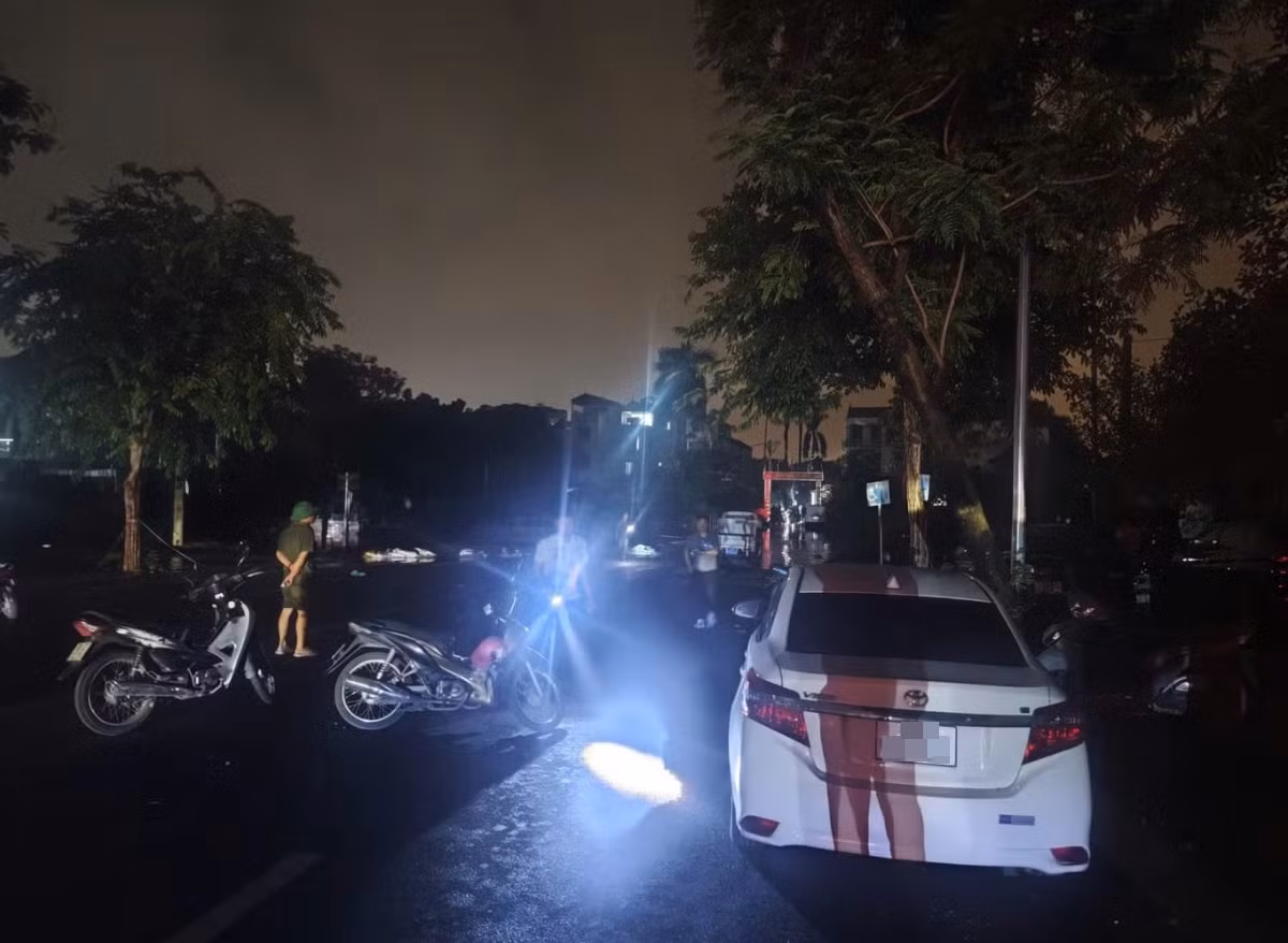 Xe máy được phát hiện tại khu vực miệng cống trên phố Viên, Hà Nội