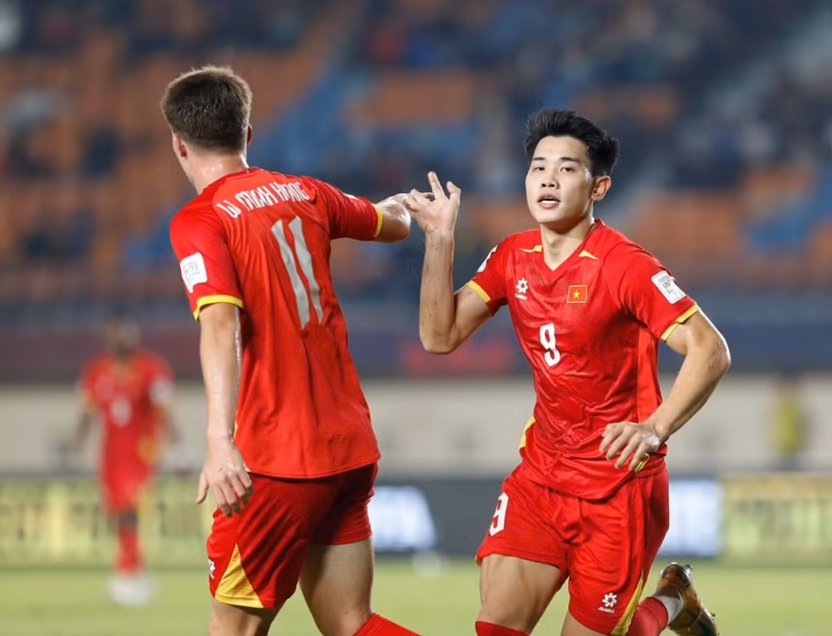 Williams Minh Hoàng chuyền bóng cho Đình Bắc ghi bàn trước Philippines