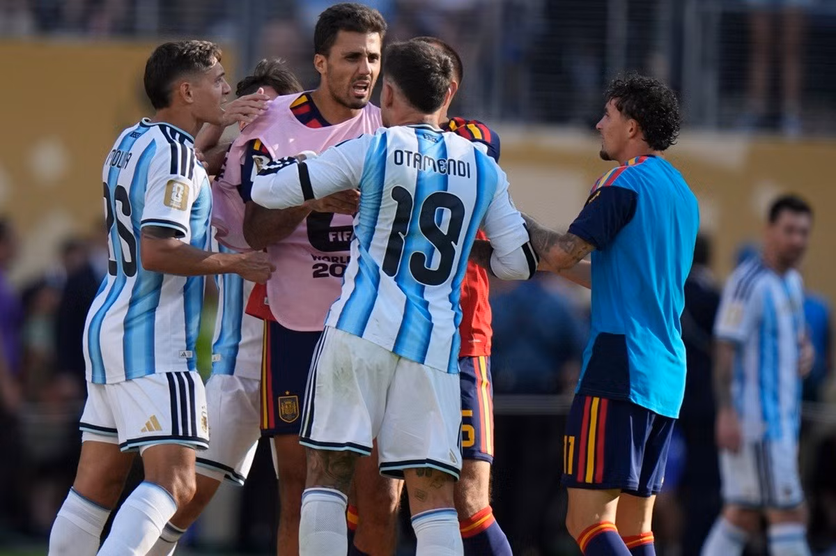 Cầu thủ Argentina và Tây Ban Nha xô xát sau trận chung kết.