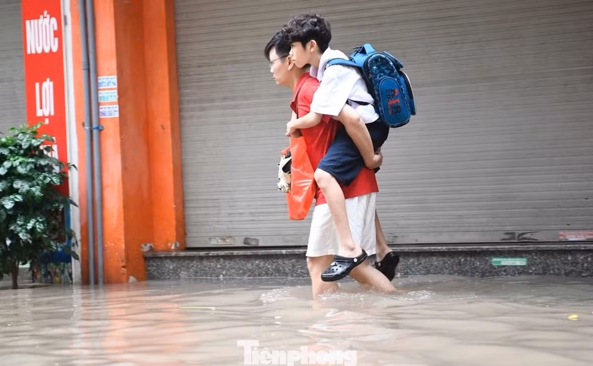 hoc-sinh-di-hoc-mua-ngap-ha-noi.jpg