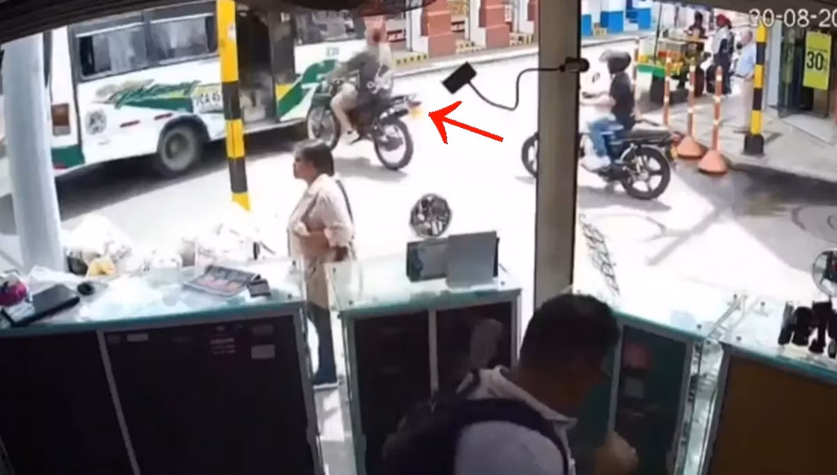 Người đi xe máy lao về phía xe buýt tại một giao lộ ở Colombia.
