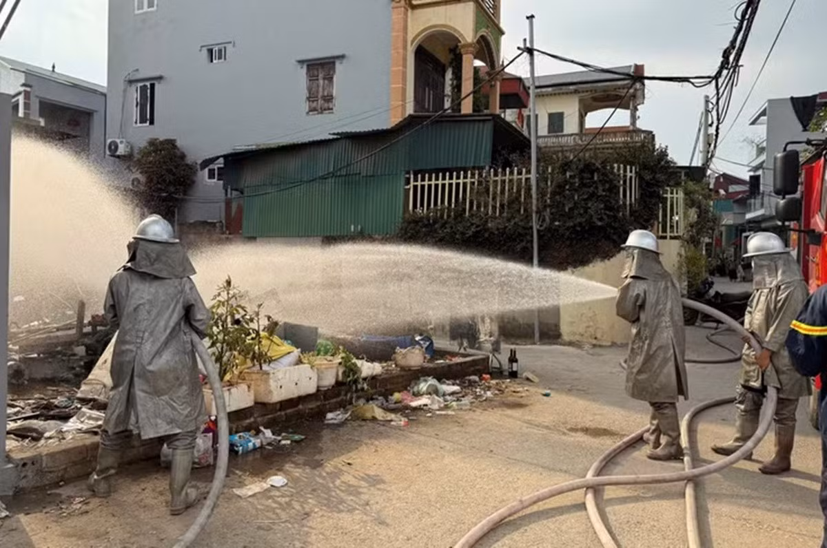 Lực lượng chức năng xử lý khu vực rò rỉ khí clo tại xã Thượng Phúc