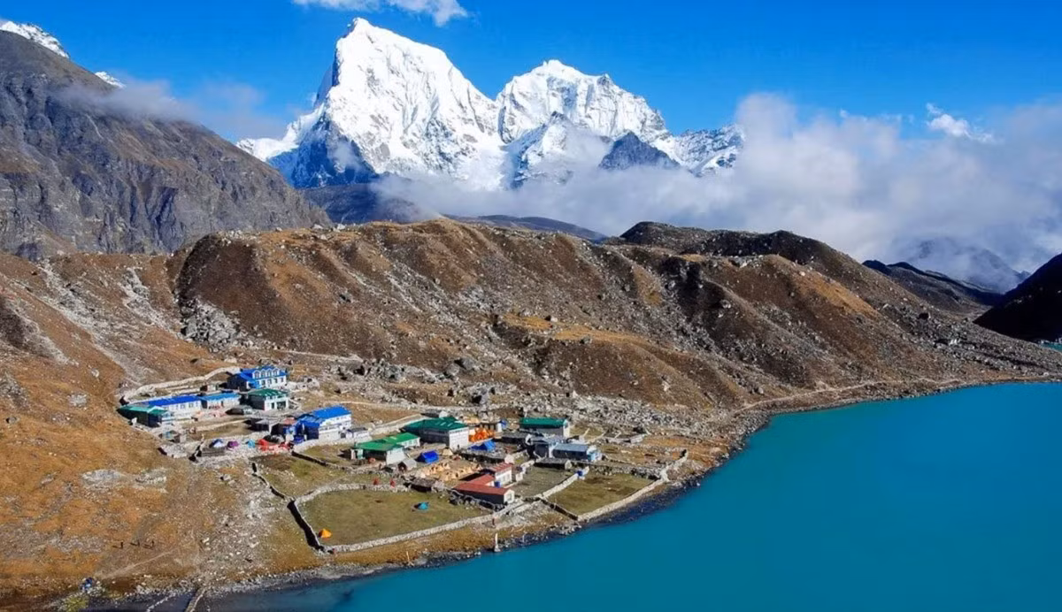 Hồ Gokyo ở Nepal được cung cấp nước từ sông băng Ngozumpa và được cộng đồng Sherpa coi là nơi linh thiêng.