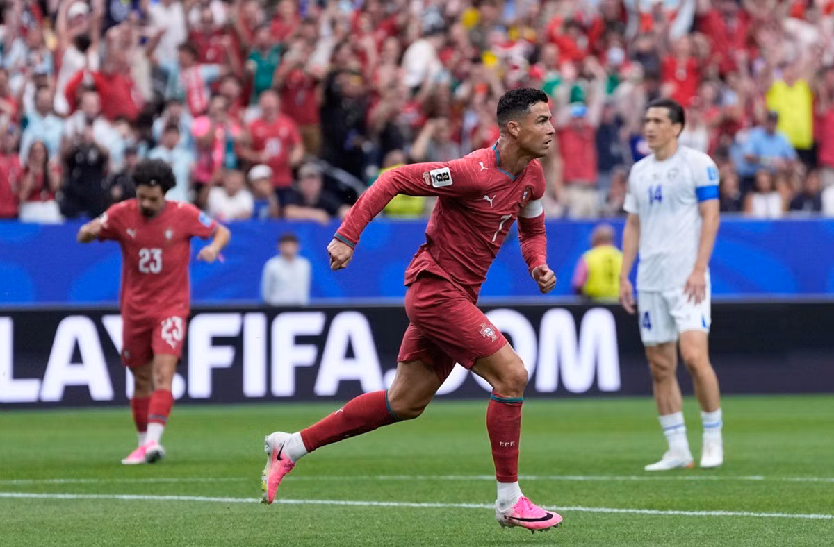 Ronaldo ăn mừng sau khi ghi bàn cho Bồ Đào Nha tại World Cup 2026.