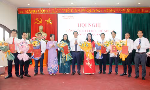 Phó Chủ tịch UBND tỉnh Bắc Ninh Lê Xuân Lợi trao quyết định bổ nhiệm lãnh đạo Sở Y tế.