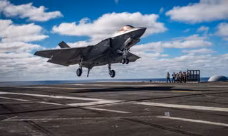 Tiêm kích tàng hình F-35 lao thẳng xuống đất, bốc cháy dữ dội