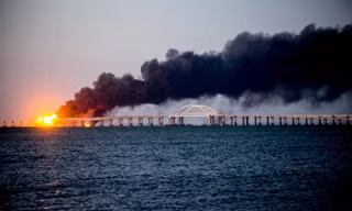 Ukraine mở rộng phạm vi tấn công cầu Crimea