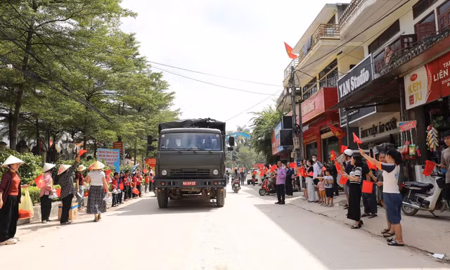 Bà con vùng lũ Lạng Sơn chia tay cán bộ, chiến sĩ Trung đoàn 12. 