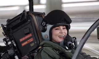 Khoảnh khắc Nhà vua Thái Lan dõi theo Hoàng hậu lái tiêm kích Gripen
