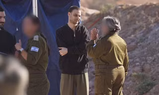 Phong trào Hamas trả tự do cho những con tin Israel đầu tiên