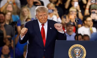 Tổng thống Trump hứa tặng 5.000 USD cho mỗi người Mỹ nếu đảng Cộng hòa thắng cử