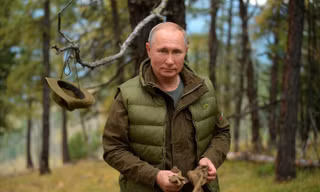 Tổng thống Nga Putin chạm trán hổ khi lái xe xuyên rừng
