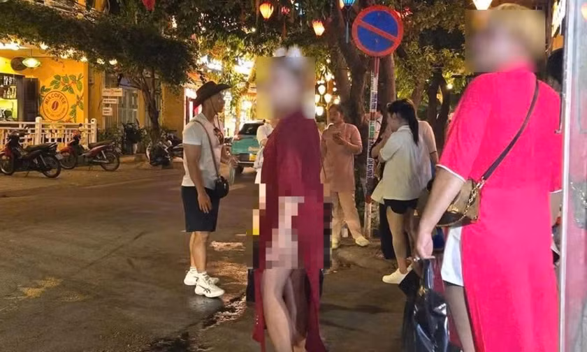 Mặc áo dài với bikini đi dạo ở Hội An, lỗi không chỉ ở du khách 