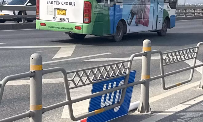 Hà Nội tạm gỡ biển báo khoảng cách trên cầu Nhật Tân